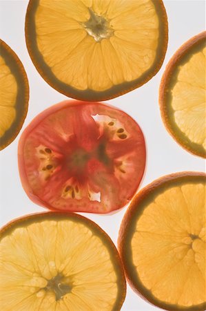simsearch:630-01709268,k - Gros plan d'une tranche de tomate entre les tranches d'orange Photographie de stock - Premium Libres de Droits, Code: 630-01875709