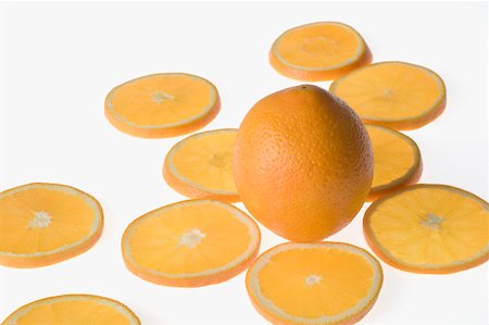 simsearch:630-01875786,k - Close-up of an orange between orange slices Foto de stock - Royalty Free Premium, Número: 630-01875710