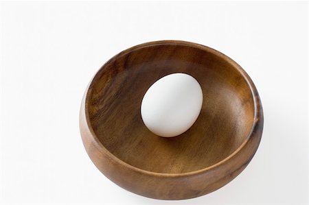 Close-up of an egg in a wooden bowl Foto de stock - Sin royalties Premium, Código: 630-01875747