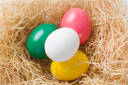 simsearch:630-01875766,k - High angle view of Easter eggs in a bird's nest Foto de stock - Sin royalties Premium, Código: 630-01875779