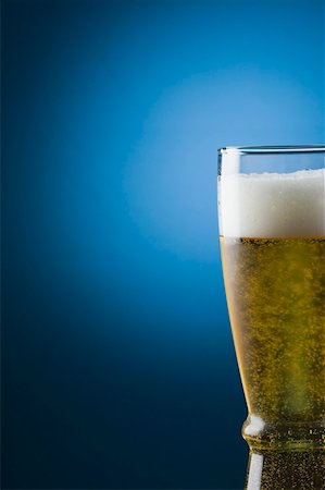 pinte - Gros plan d'un verre de bière Photographie de stock - Premium Libres de Droits, Code: 630-01875798