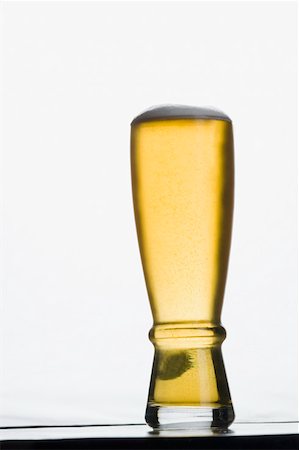 simsearch:630-01875786,k - Close-up of a glass of beer Foto de stock - Royalty Free Premium, Número: 630-01875801