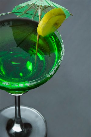 simsearch:630-01875786,k - Close-up of a lemon slice and a drink umbrella on a glass of margarita Foto de stock - Royalty Free Premium, Número: 630-01875832
