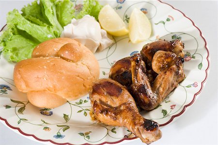 Gros plan de brioche avec salade dans une assiette et poulet rôti Photographie de stock - Premium Libres de Droits, Code: 630-01875995