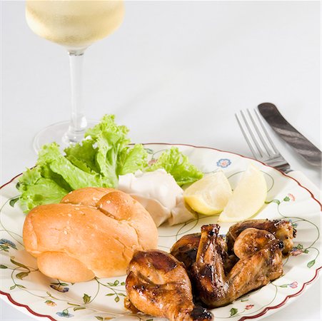 simsearch:400-05357993,k - Close-up of roasted chicken and bun in a plate with a glass of wine Foto de stock - Sin royalties Premium, Código: 630-01875999