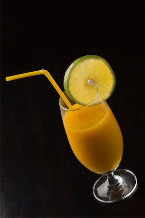 simsearch:630-01875824,k - Close-up of a glass of orange juice with a lemon slice Foto de stock - Sin royalties Premium, Código: 630-01876016