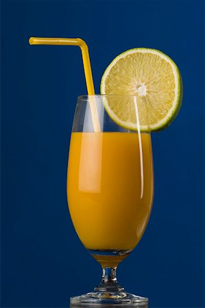 simsearch:630-01875824,k - Close-up of a glass of orange juice with a lemon slice Foto de stock - Sin royalties Premium, Código: 630-01876017