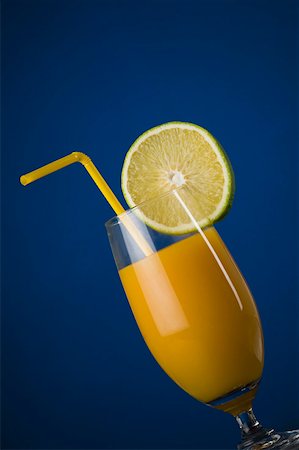 simsearch:630-01875824,k - Close-up of a glass of orange juice with a lemon slice Foto de stock - Sin royalties Premium, Código: 630-01876018