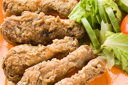 simsearch:628-02954492,k - Gros plan de pilons de poulet frit et salade dans une assiette Photographie de stock - Premium Libres de Droits, Code: 630-01876012