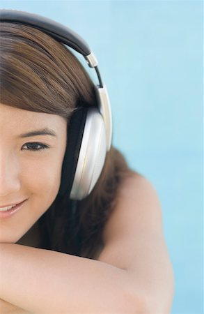 simsearch:630-01876148,k - Portrait of a young woman listening to music and smiling Foto de stock - Sin royalties Premium, Código: 630-01876166