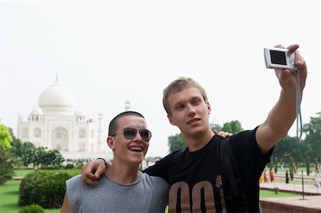 simsearch:630-01876293,k - Close-up of a young man standing with his friend and taking a picture of themselves, Taj Mahal, Agra, Uttar Pradesh, India Foto de stock - Sin royalties Premium, Código: 630-01876265