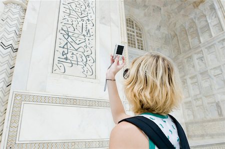simsearch:400-08428658,k - Rear view of a young woman taking a picture with a digital camera, Taj Mahal, Agra, Uttar Pradesh, India Fotografie stock - Premium Royalty-Free, Codice: 630-01876296
