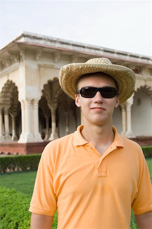 simsearch:630-01876293,k - Young man standing in front of a mausoleum, Taj Mahal, Agra, Uttar Pradesh, India Stock Photo - Premium Royalty-Free, Code: 630-01876353