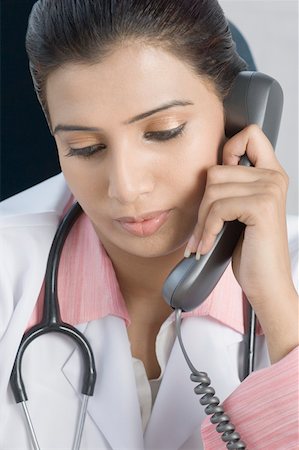 Gros plan d'une femme médecin parlant au téléphone Photographie de stock - Premium Libres de Droits, Code: 630-01876408