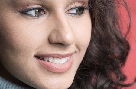 simsearch:630-01876510,k - Close-up of a young woman smiling Foto de stock - Sin royalties Premium, Código: 630-01876465