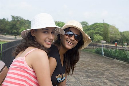 simsearch:630-01876710,k - Deux jeunes filles assises sur un banc et souriant, Goa, Inde Photographie de stock - Premium Libres de Droits, Code: 630-01876704