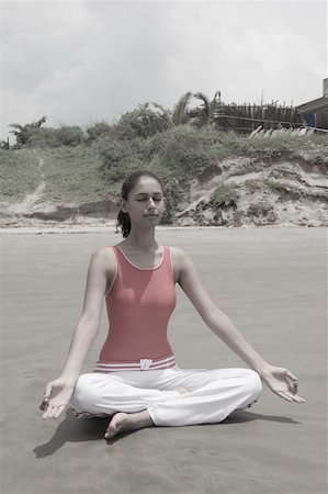 Jeune femme méditant sur la plage Photographie de stock - Premium Libres de Droits, Code: 630-01876791