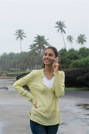 simsearch:630-01876510,k - Young woman talking on a mobile phone on the beach Foto de stock - Sin royalties Premium, Código: 630-01876871