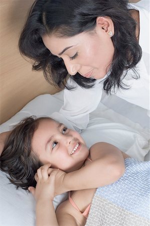 Vue grand angle d'une jeune femme souriante avec sa fille Photographie de stock - Premium Libres de Droits, Code: 630-01877145