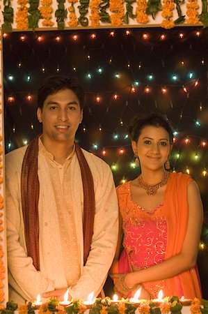 diwali image man - Portrait of a young couple smiling Foto de stock - Sin royalties Premium, Código: 630-01877277