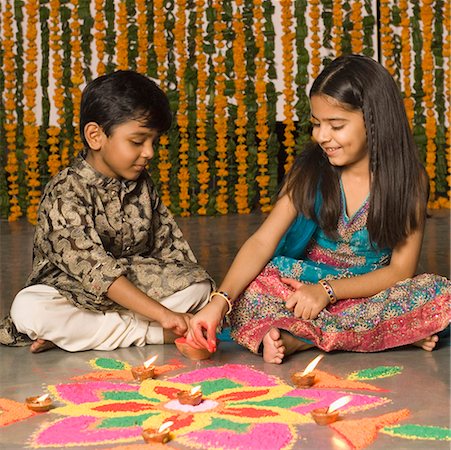 simsearch:630-01877233,k - Boy and his sister making rangoli Stock Photo - Premium Royalty-Free, Code: 630-01877289