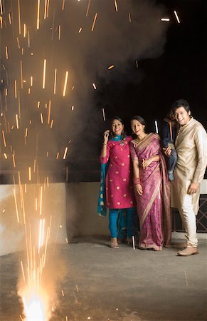 Mid adult man with two young women and a boy celebrating the diwali festival Foto de stock - Sin royalties Premium, Código: 630-01877392