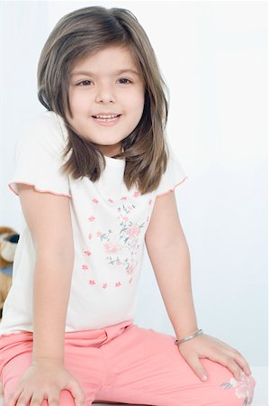 simsearch:630-01492108,k - Gros plan d'une jeune fille souriant Photographie de stock - Premium Libres de Droits, Code: 630-01877475