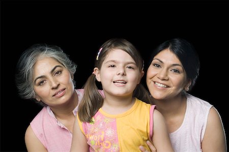 Portrait d'une jeune fille souriante avec sa mère et sa grand-mère Photographie de stock - Premium Libres de Droits, Code: 630-01877530