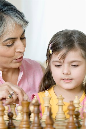 simsearch:630-01491729,k - Nahaufnahme der eine reife Frau spielt Schach mit ihrer Enkelin Stockbilder - Premium RF Lizenzfrei, Bildnummer: 630-01877544