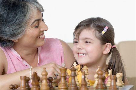 simsearch:630-01491729,k - Nahaufnahme einer reifen Frau spielt Schach mit ihrer Enkelin und Lächeln Stockbilder - Premium RF Lizenzfrei, Bildnummer: 630-01877545