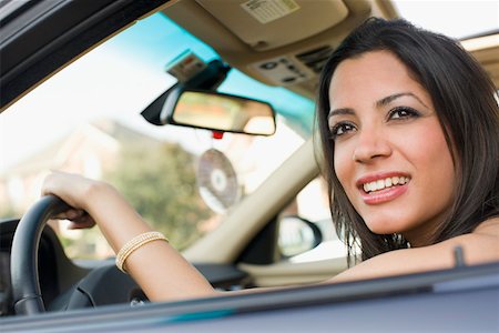 rétroviseur - Gros plan d'une jeune femme souriante dans une voiture Photographie de stock - Premium Libres de Droits, Code: 630-01877767