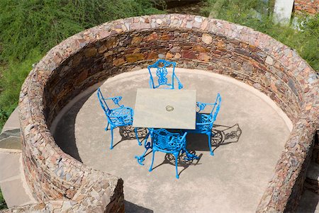 simsearch:630-01872968,k - Erhöhte Ansicht des leeren Stühlen und einem Tisch, auf dem Dach von einer Festung Neemrana Fort Palace, Neemrana, Alwar, Rajasthan, Indien Stockbilder - Premium RF Lizenzfrei, Bildnummer: 630-01872140