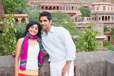 rajasthan clothes for women - Couple souriant et appuyé contre la paroi, Neemrana Fort Palace Neemrana, Alwar, Rajasthan, Inde Photographie de stock - Premium Libres de Droits, Code: 630-01872413