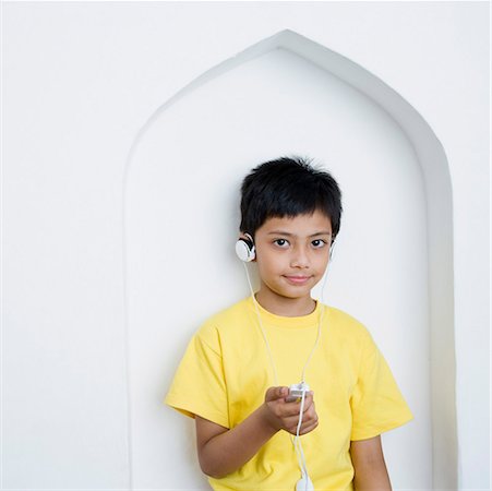 Portrait d'un garçon à l'écoute d'un lecteur MP3 Photographie de stock - Premium Libres de Droits, Code: 630-01872629