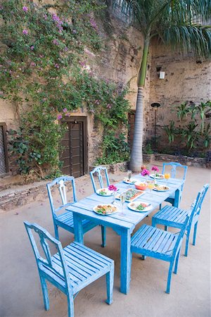 Repas servis sur une table à manger Photographie de stock - Premium Libres de Droits, Code: 630-01872807