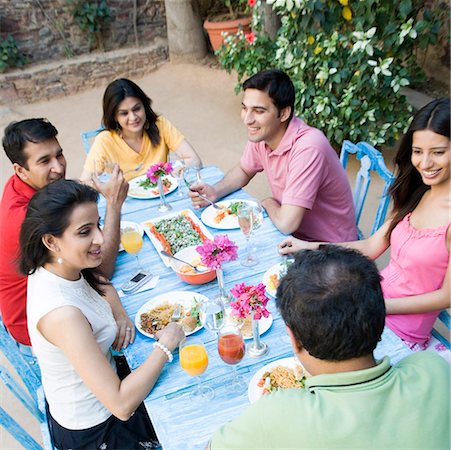 simsearch:630-01872828,k - High angle view of a mid adult couple with their friends having food Foto de stock - Royalty Free Premium, Número: 630-01872812