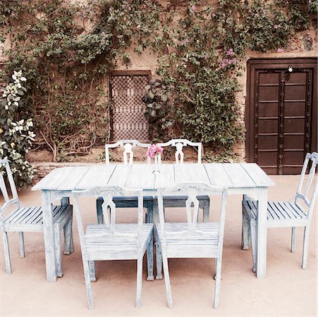 simsearch:630-01708648,k - Dining table and chairs out side a house Foto de stock - Sin royalties Premium, Código: 630-01872853