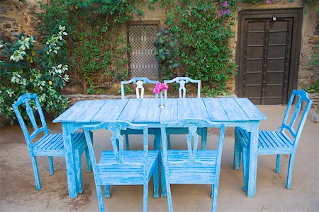 simsearch:630-01708648,k - Dining table and chairs out side a house Foto de stock - Sin royalties Premium, Código: 630-01872889