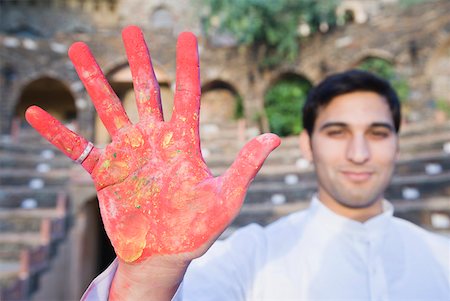 simsearch:630-01872567,k - Jeune homme montrant sa main peinte avec poudre de peinture, Neemrana Fort Palace, Neemrana, Alwar, Rajasthan, Inde Photographie de stock - Premium Libres de Droits, Code: 630-01873004