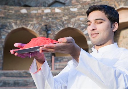 simsearch:630-01872996,k - Close-up of a young man holding a plate of powder paint Foto de stock - Sin royalties Premium, Código: 630-01873000