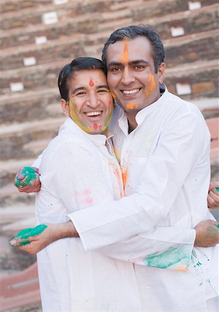 simsearch:630-01873002,k - Portrait de deux mid hommes hugging mutuellement et souriant Photographie de stock - Premium Libres de Droits, Code: 630-01873031