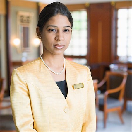 Portrait of a waitress standing in a lobby Foto de stock - Sin royalties Premium, Código: 630-01873057