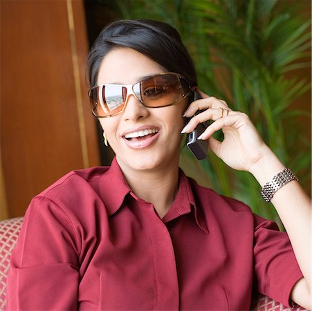 simsearch:630-01873329,k - Close-up of a businesswoman talking on a mobile phone and smiling Foto de stock - Sin royalties Premium, Código: 630-01873111