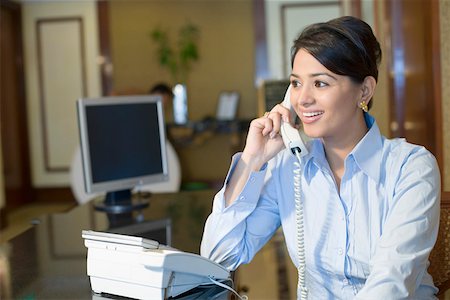 Gros plan d'une femme d'affaires parlant au téléphone et souriant Photographie de stock - Premium Libres de Droits, Code: 630-01873187