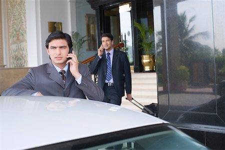 simsearch:630-01873329,k - Businessman standing near a car and talking on a mobile phone Foto de stock - Sin royalties Premium, Código: 630-01873277
