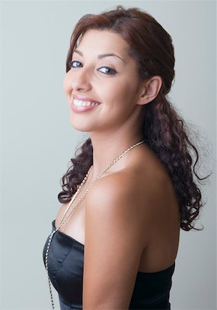 simsearch:630-01129601,k - Portrait of a young woman smiling Foto de stock - Royalty Free Premium, Número: 630-01873403