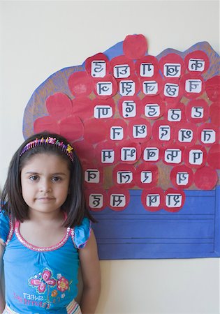 Portrait of a schoolgirl standing in front of a chart Foto de stock - Sin royalties Premium, Código: 630-01873439