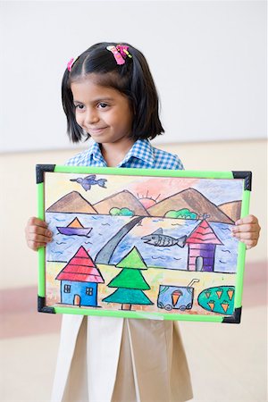 Gros plan d'une écolière tenant une peinture et souriant Photographie de stock - Premium Libres de Droits, Code: 630-01873554