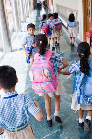 simsearch:6108-06166853,k - High angle view of students walking in a corridor Stock Photo - Premium Royalty-Free, Code: 630-01873566