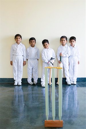 simsearch:630-01873713,k - Portrait of five boys standing behind cricket stumps Foto de stock - Sin royalties Premium, Código: 630-01873652